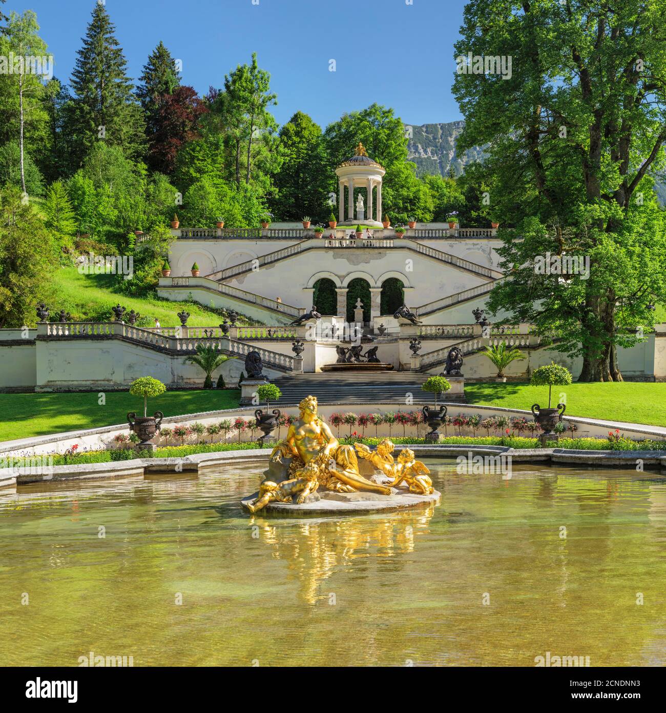 Parco acquatico con fontana Flora, vista sul Tempio di Venere, Palazzo Linderhof, Werdenfelser Land, Alpi Bavaresi, alta Baviera, Germania, Europa Foto Stock