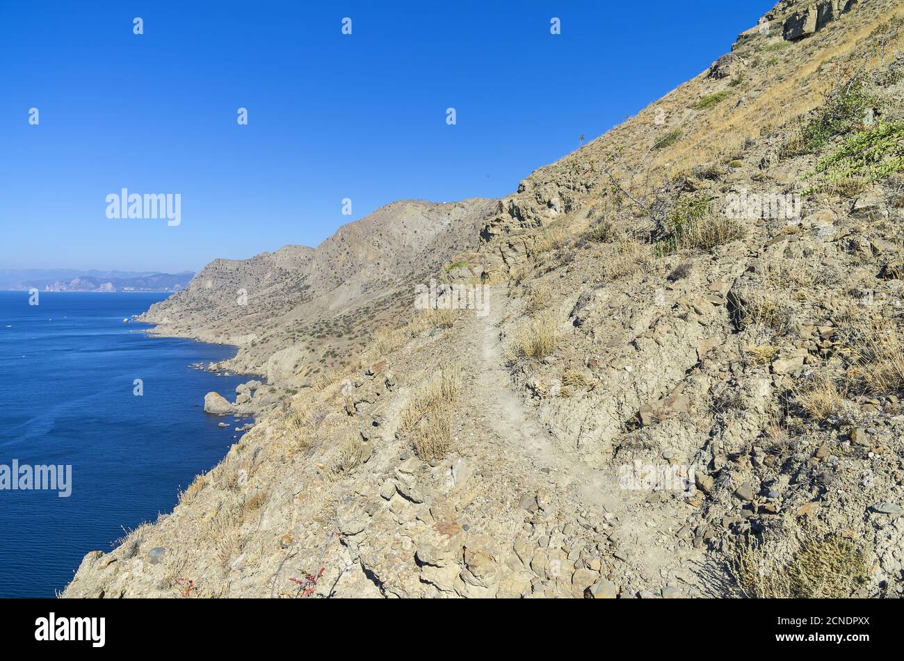 Il sentiero sulla ripida collina sopra il mare. Foto Stock