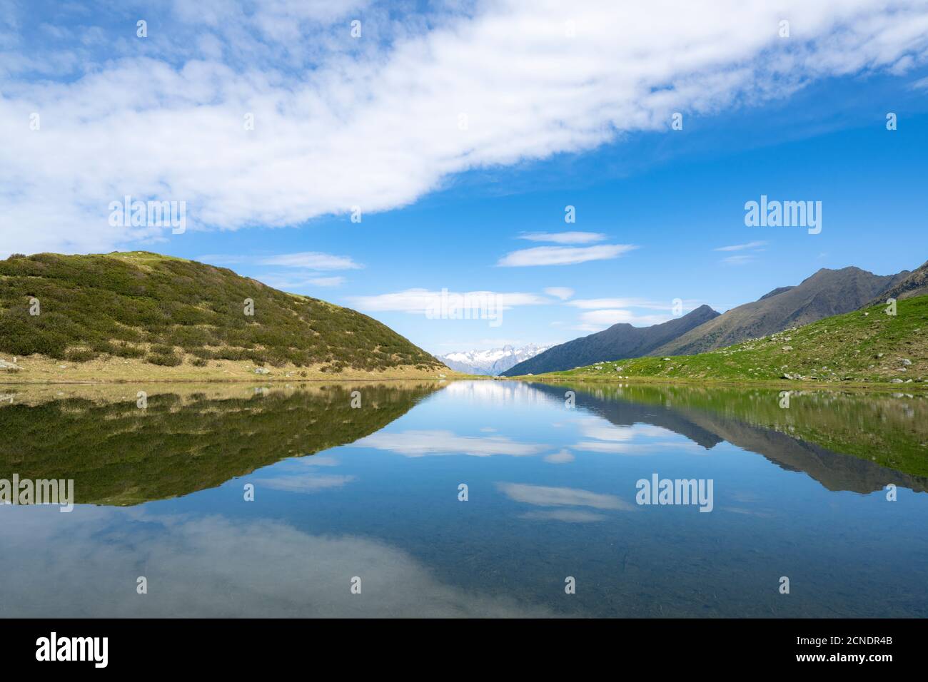 Le montagne si riflettono nelle acque blu dei laghi di Porcile, della Valle di Tartano, della Valtellina, della provincia di Sondrio, della Lombardia, dell'Italia, dell'Europa Foto Stock