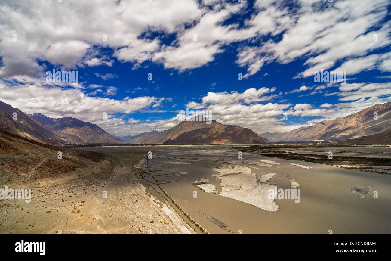 Fiume Shyok, Valle di Nubra, Ladakh, India . Separa le catene montuose Ladakh e Karakoram. Il fiume Shyok è un affluente del fiume Indus. Foto Stock