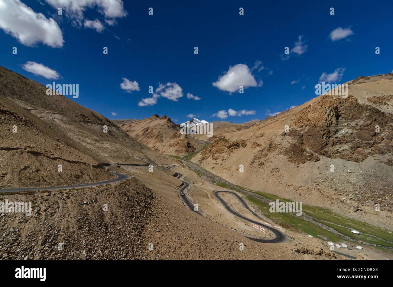 Gata Loops un tratto di strada a vento con 21 tornanti ad un'altezza di circa 17000 piedi, Leh Manali Road, Ladakh, India Foto Stock