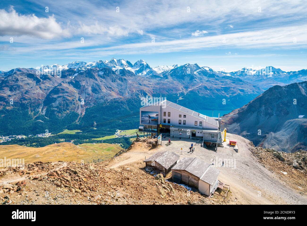 In aereo con drone di turisti alla stazione della funivia sulla cima rocciosa di Piz Nair, Engadina, cantone di Graubunden, Svizzera, Europa Foto Stock