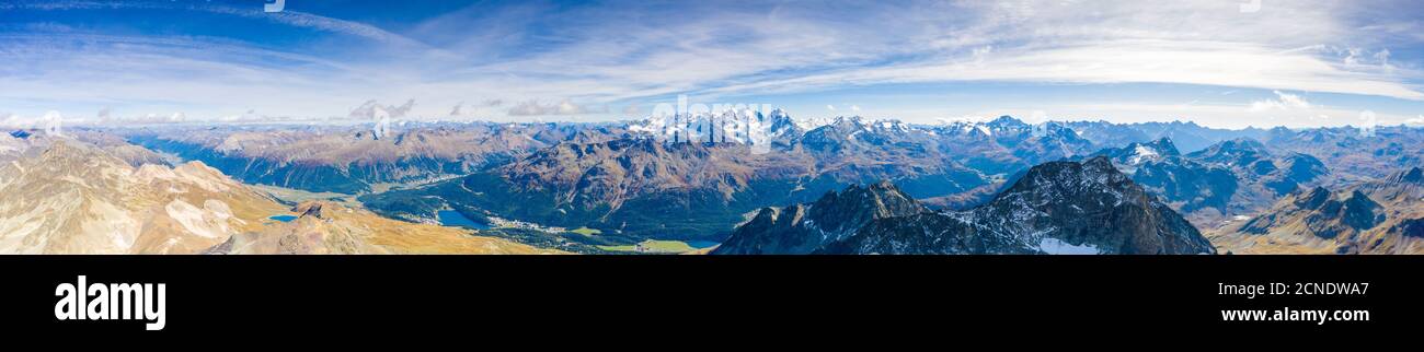 Vista panoramica aerea di Piz Julier, Piz Albana e St. Moritz sullo sfondo, Engadina, cantone di Graubunden, Svizzera, Europa Foto Stock