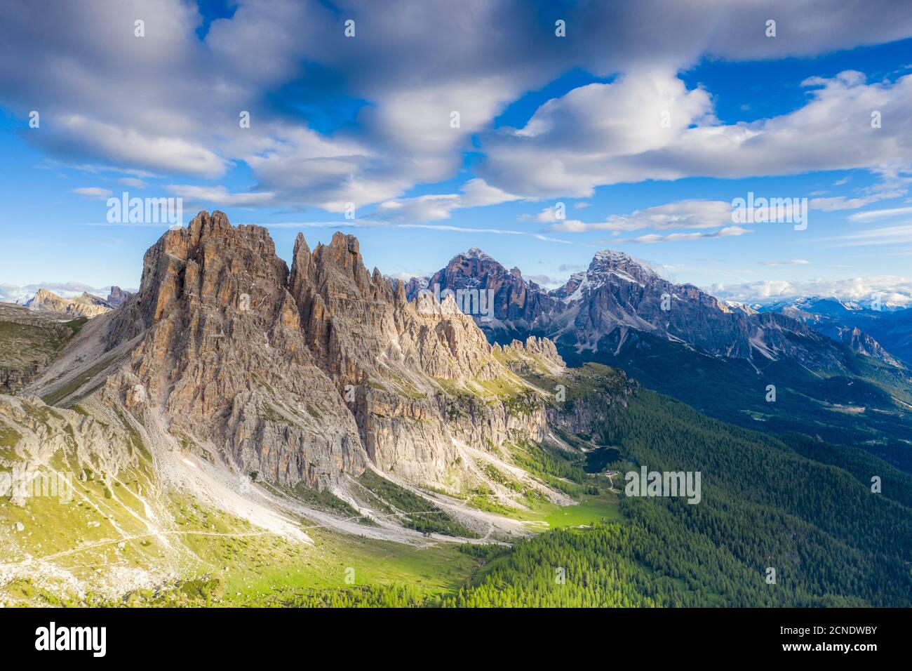 Nuvole su cima Ambrizzola, Tofane e Lago Federa circondate da boschi, Dolomiti, Cortina d'Ampezzo, Veneto, Italia, Europa Foto Stock