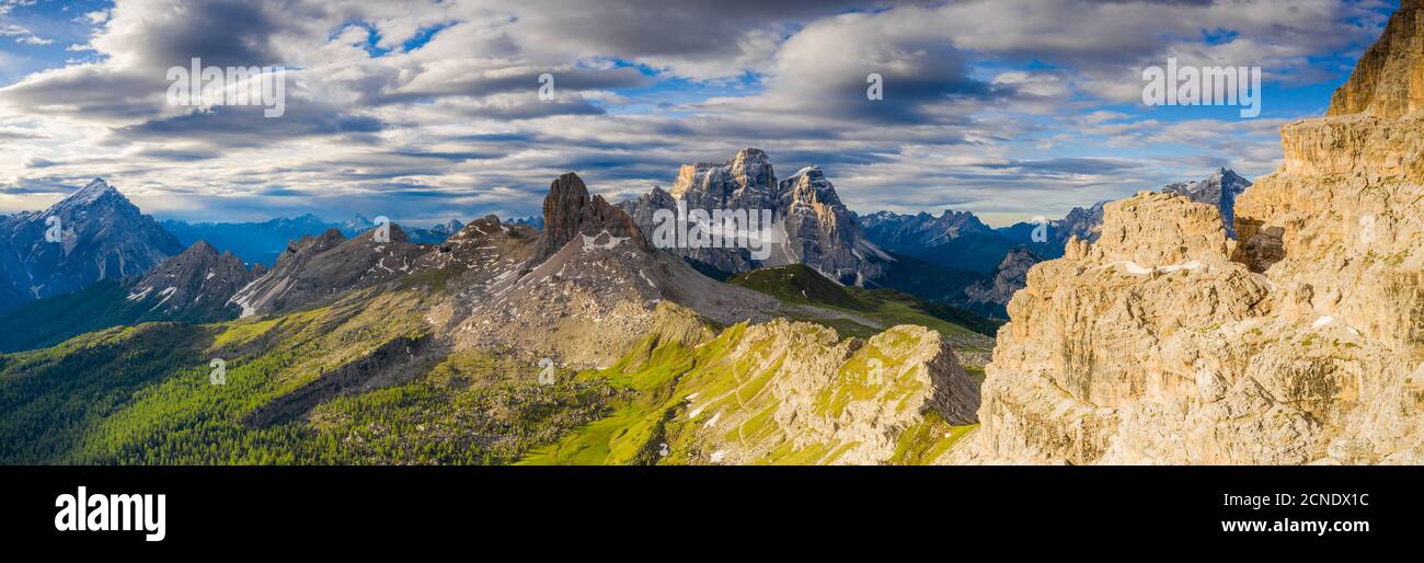 Nuvole su Becco di Mezzodi, Monte Pelmo e Antelao, vista aerea, Dolomiti, provincia di Belluno, Veneto, Italia, Europa Foto Stock