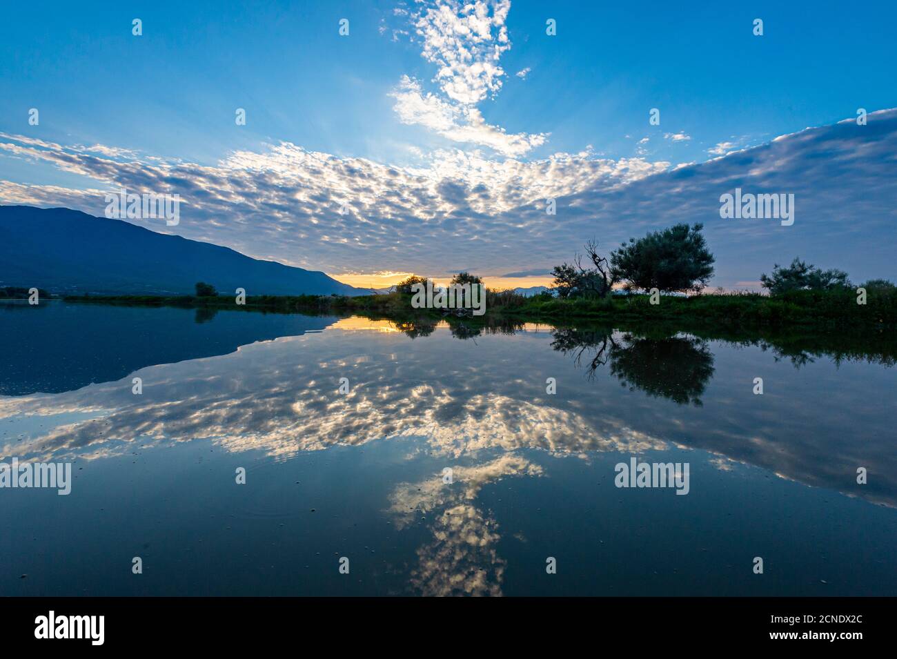 Alba sul lago Kerkini, Macedonia, Grecia, Europa Foto Stock