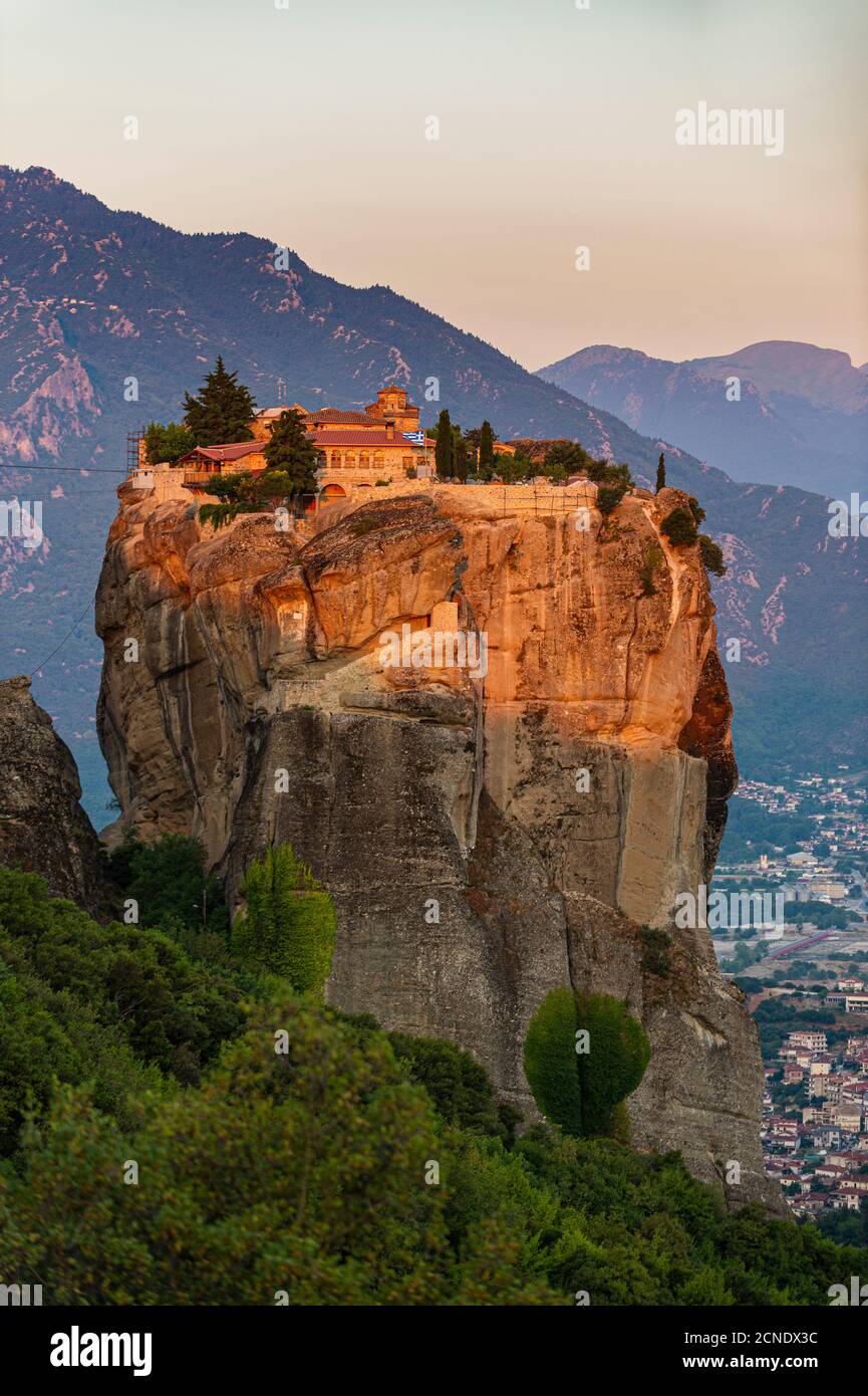 Monastero Sacro della Trinità all'alba, patrimonio dell'umanità dell'UNESCO, monasteri di Meteora, Grecia, Europa Foto Stock
