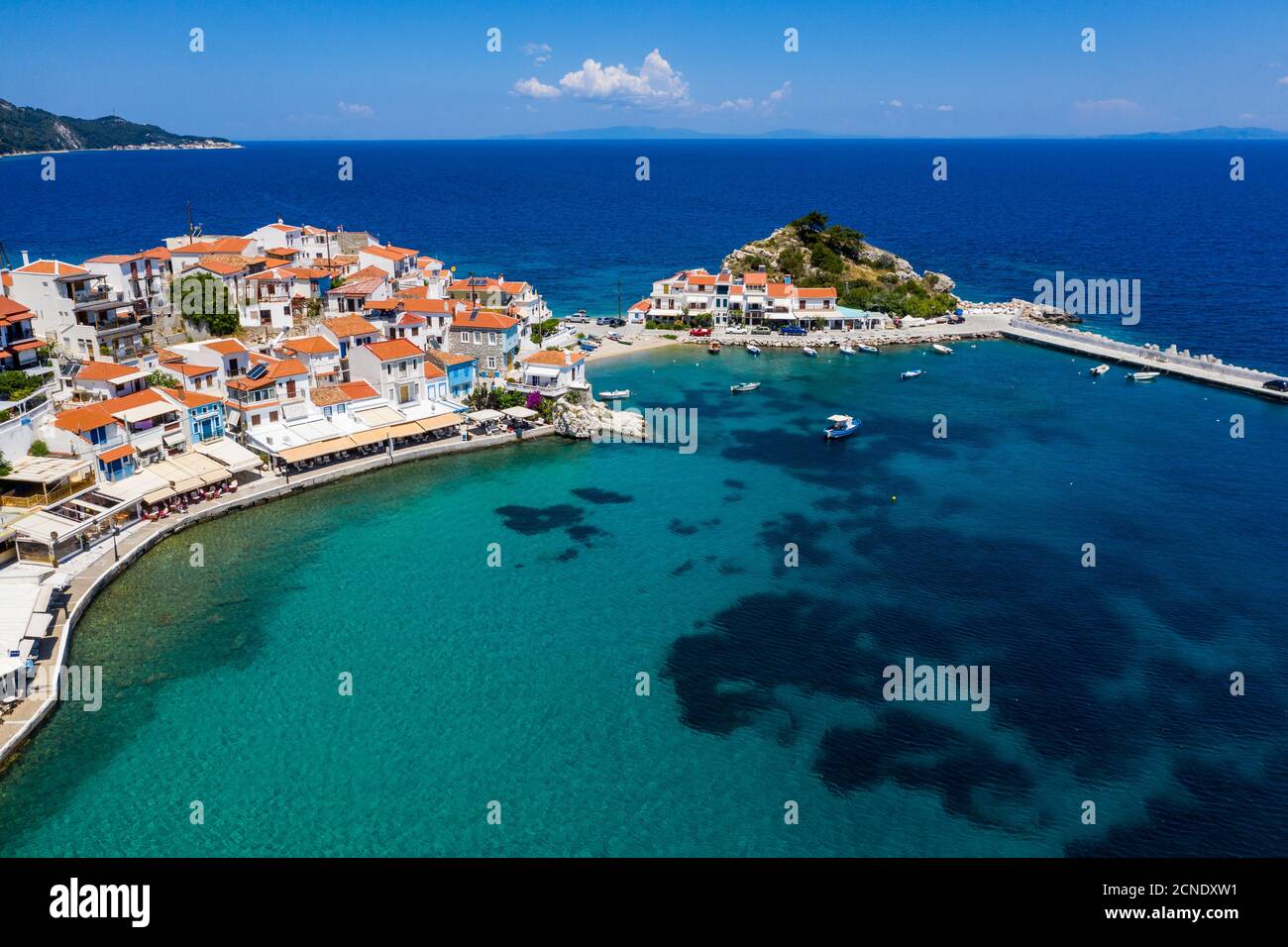 Aereo da drone di Kokkari e la sua spiaggia di ciottoli, Samos, isole greche, Grecia, Europa Foto Stock