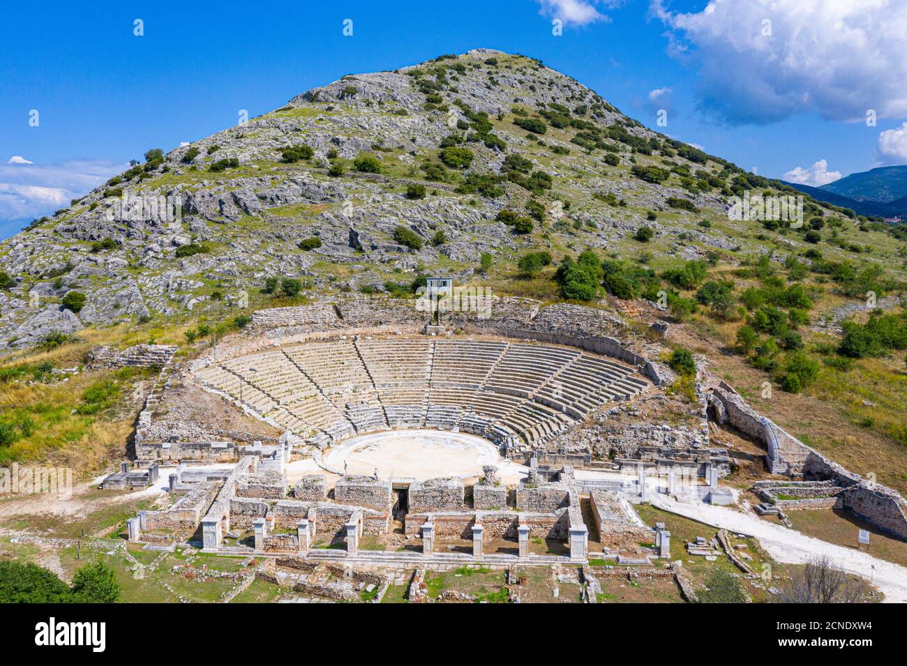 Aereo da drone dell'Anfiteatro, Philippi, Patrimonio dell'Umanità dell'UNESCO, Macedonia, Grecia, Europa Foto Stock