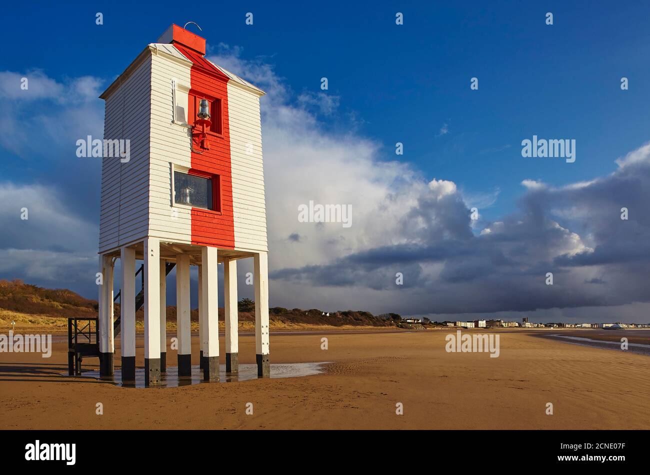 Il faro basso in legno del 19 ° secolo sulla spiaggia di Burnham-on-Sea, sulla costa della Manica di Bristol Somerset, Inghilterra, Regno Unito, Europa Foto Stock