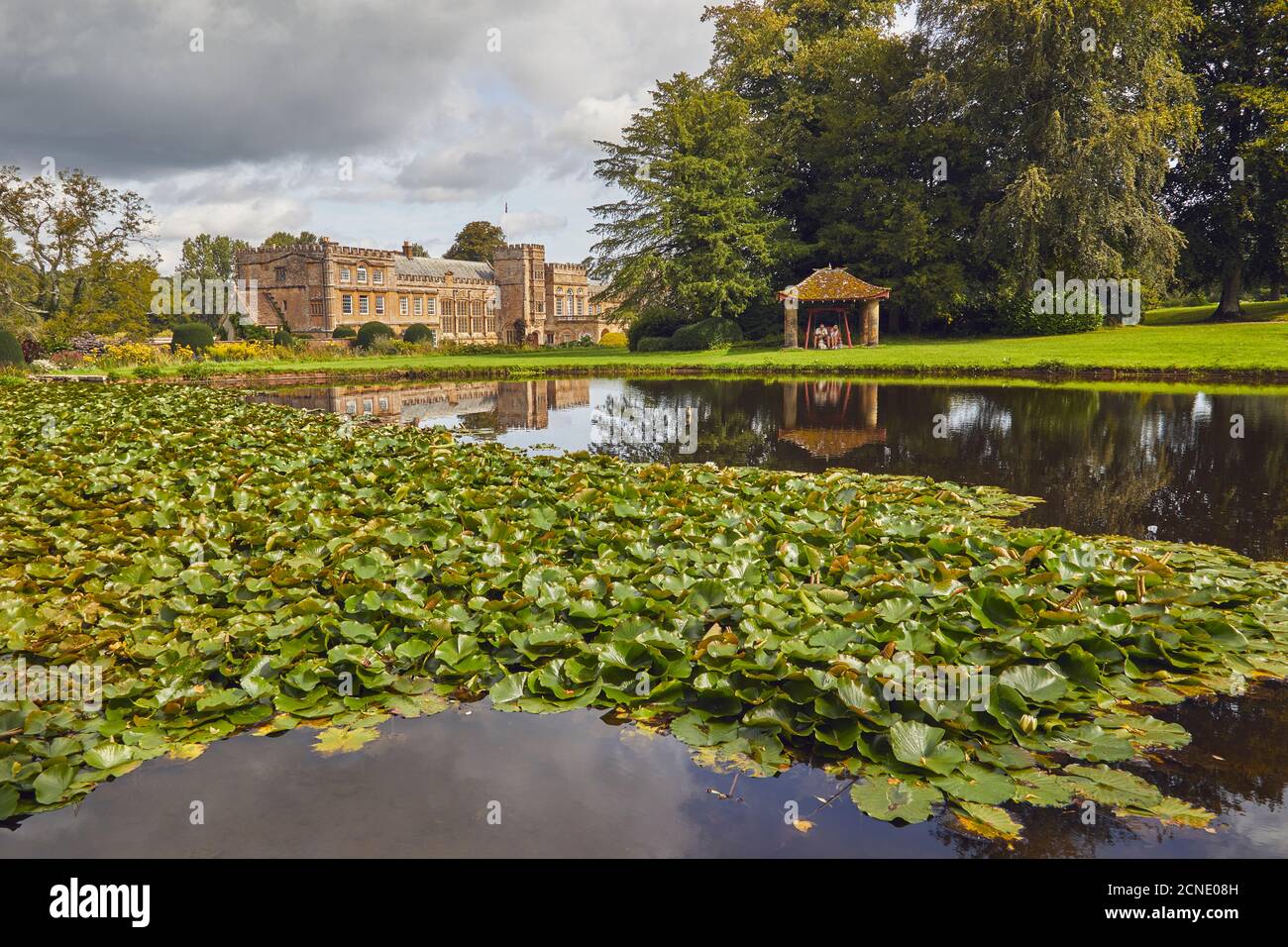 Il mermaid Pond a Forde Abbey and Gardens, vicino a Chard, Somerset, Inghilterra, Regno Unito, Europa Foto Stock