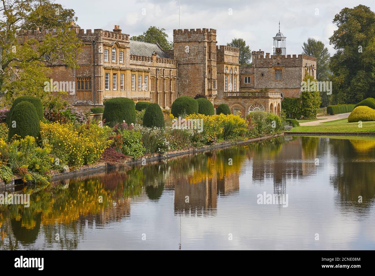 Gli edifici dell'abbazia visti attraverso il laghetto lungo, presso l'abbazia e i giardini di Forde, vicino a Chard, Somerset, Inghilterra, Regno Unito, Europa Foto Stock