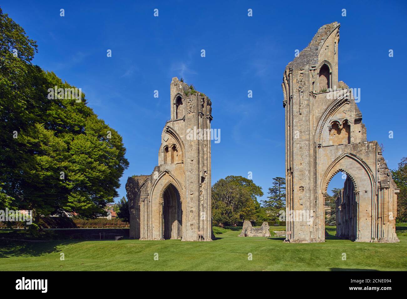 Le rovine della Grande Chiesa nella storica Abbazia di Glastonbury, Glastonbury, Somerset, Inghilterra, Regno Unito, Europa Foto Stock