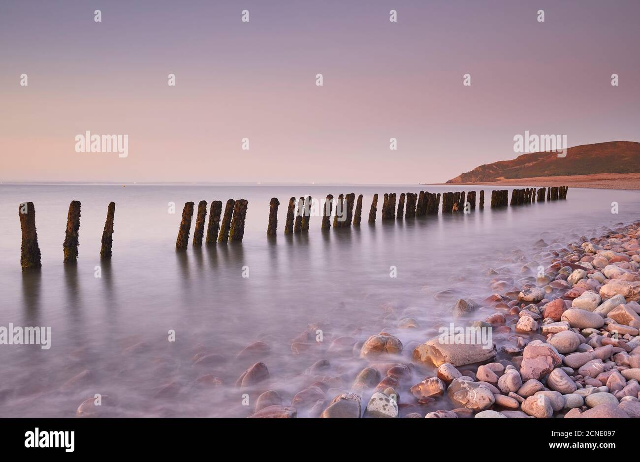 Una vista crepusca delle difese marine mareggiate sulla spiaggia di ciottoli di Porlock Weir, vicino a Porlock, nel Parco Nazionale di Exmoor, Somerset, Inghilterra, Regno Unito Foto Stock