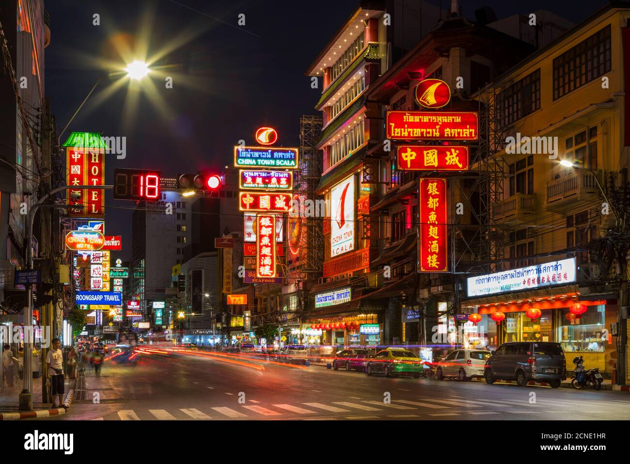 Yaowarat Road a Chinatown di notte, Bangkok, Thailandia, Sud-est asiatico, Asia Foto Stock