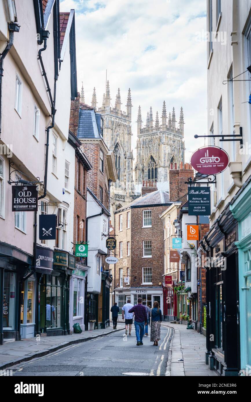 Bassa Petergate che porta a York Minster, York, North Yorkshire, Inghilterra, Regno Unito, Europa Foto Stock