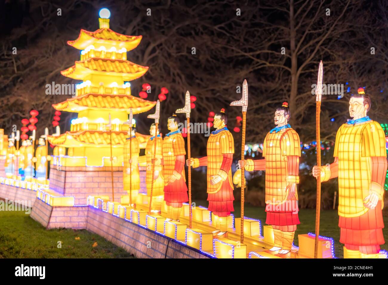 Luci selvagge allo zoo di Dublino. Mostra luminosa di soldati cinesi in terracotta sulla Grande Muraglia Cinese Foto Stock