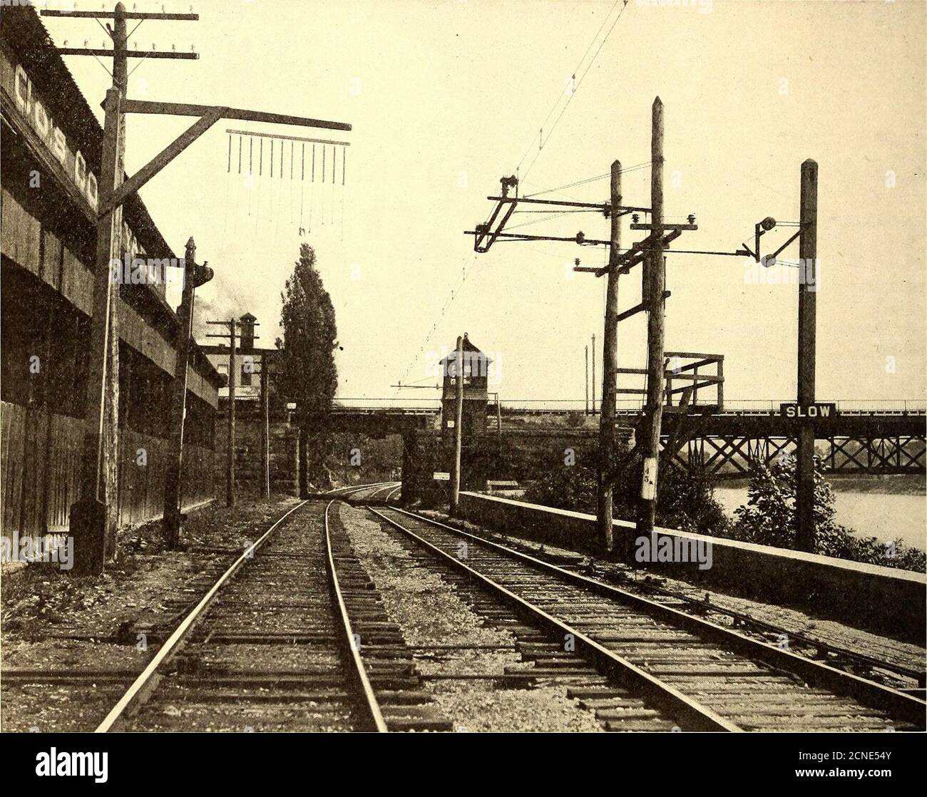 . Il giornale ferroviario di strada è inoltre molto veloce e facilmente regolabile sui fili del trolley. Le staffe sono distanziate ogni 10 piedi. Le aste di deformazione stazionarie sono di legno trattato della macchina elettrica & di Mfg. Di West-inghouse fanno e sono ferro piegato. Gli isolatori a stelo sono cementati sulle parti superiori del tubo %-in., attraverso cui passa il golfare ^s-in. Per mezzo del quale sono attaccati ai ferri piegati.le deformazioni costanti sono utilizzate solo su curve e torti enon sono state trovate necessarie sulla pista tangente. I fili di collegamento sono di No. 9 Extra BB, telegrafano galvanizzato, perché è stato pensato meglio no Foto Stock