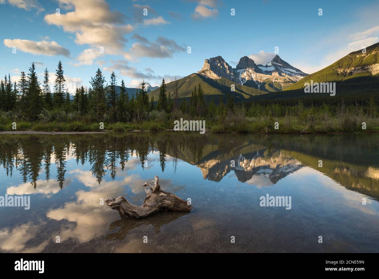 L'alba di tre Sorelle a policeman Creek, Canmore, Alberta, Canadian Rockies, Canada Foto Stock