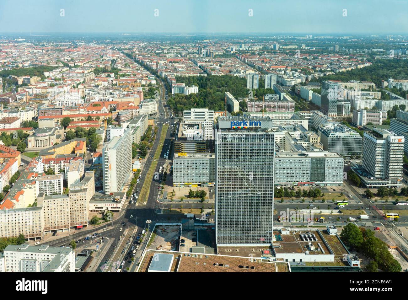 Vista aerea dell'hotel Park Inn e Alexander Platz con Prenzlauer Berg sullo sfondo, Berlino, Germania, Europa Foto Stock