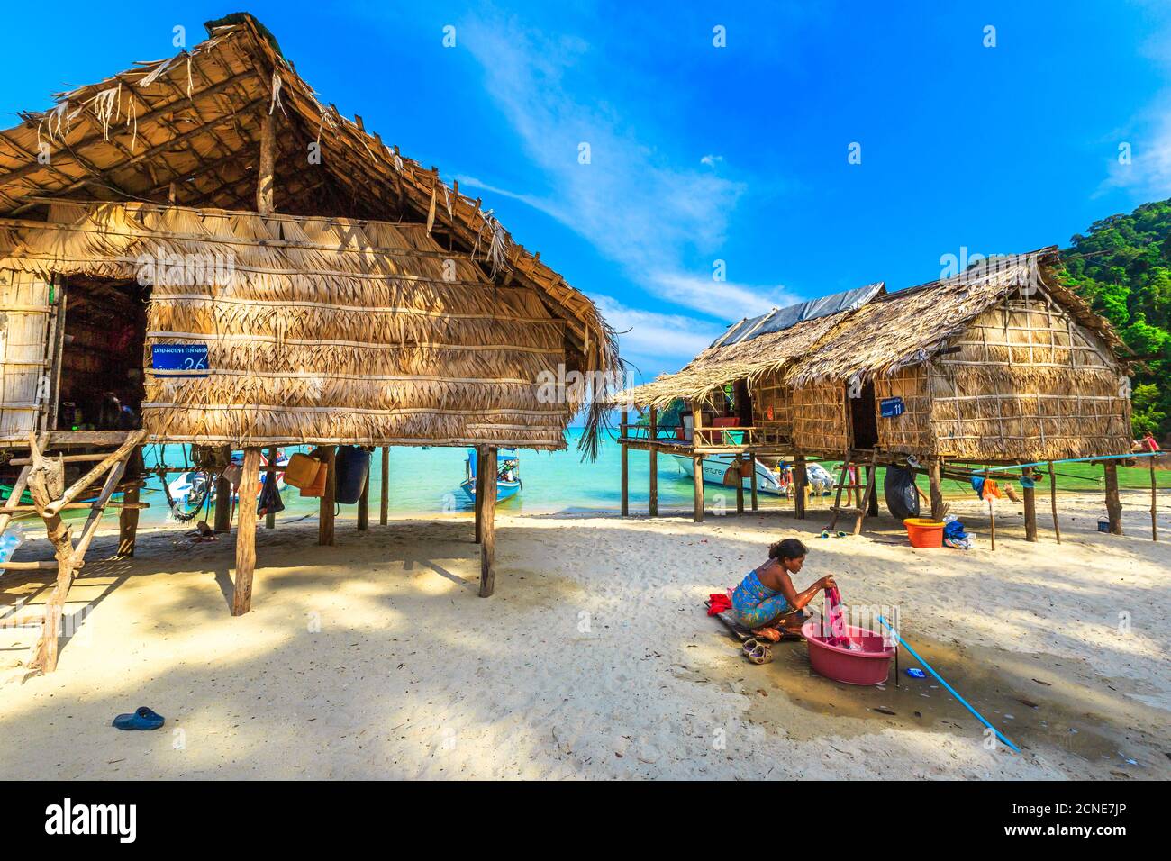 Donna lavaggio abiti in Moken Village of the Thai Sea Zingsies, villaggio dei pescatori, Ko Surin Marine National Park, Surin Islands, Mare delle Andamane, Thailandia Foto Stock