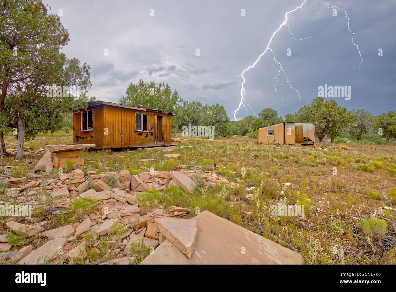 Fulmine che colpisce da una tempesta monsonica che si costruisce sopra la cava messicana abbandonata vicino Perkinsville, Arizona, Stati Uniti d'America Foto Stock