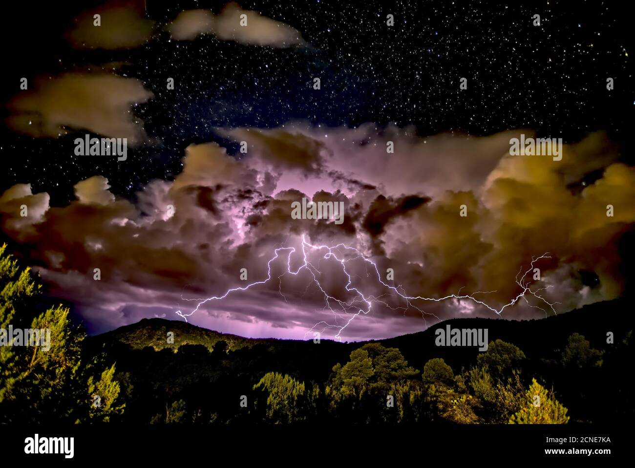 Una tempesta che si avvicina Sullivan Butte nella valle di Chino di notte con un cielo stellato sopra, Arizona, Stati Uniti d'America Foto Stock