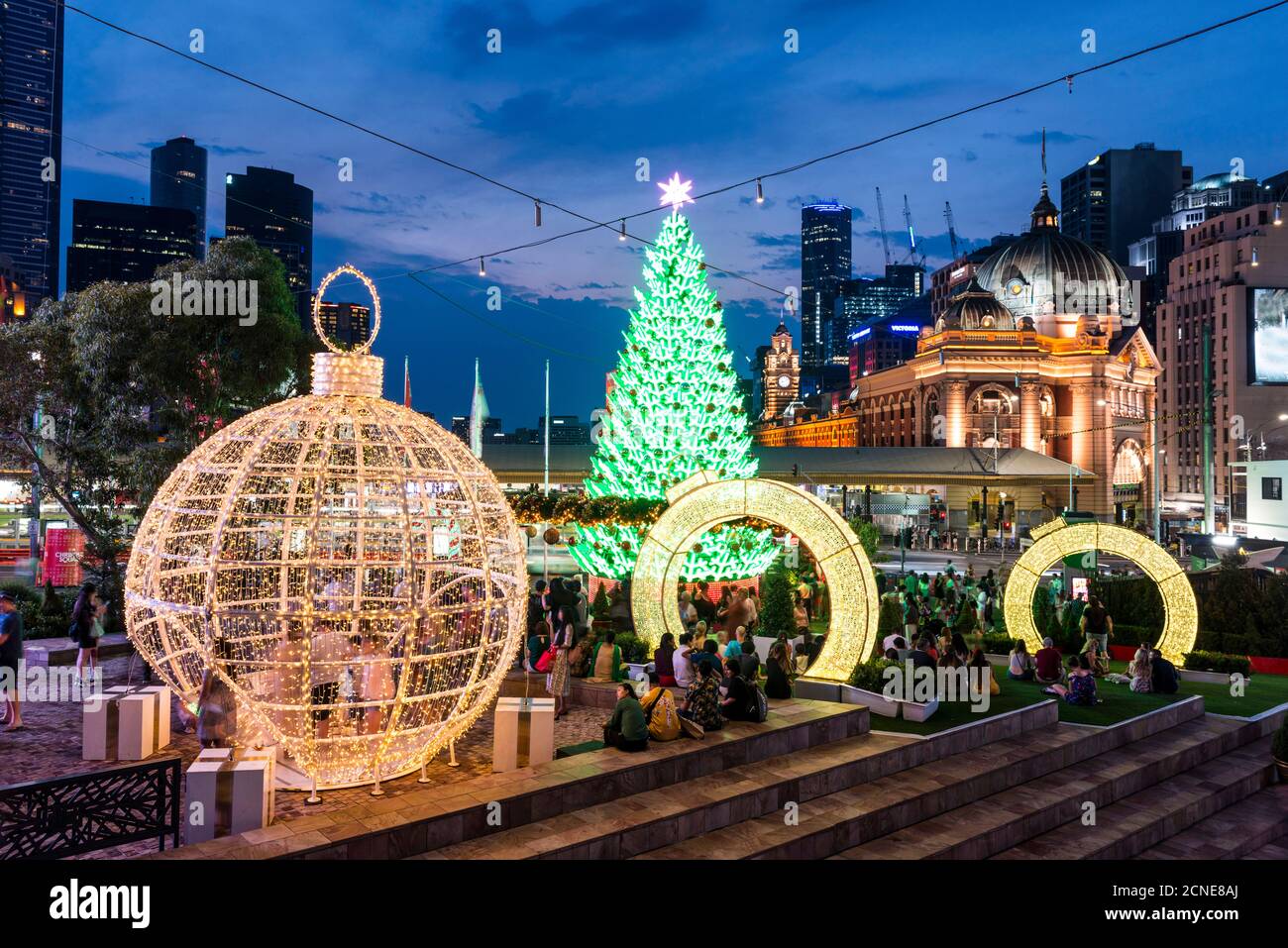 Albero di Natale e decorazioni a Federation Squares Christmas Square, Città di Melbourne, Victoria, Australia, Pacifico Foto Stock