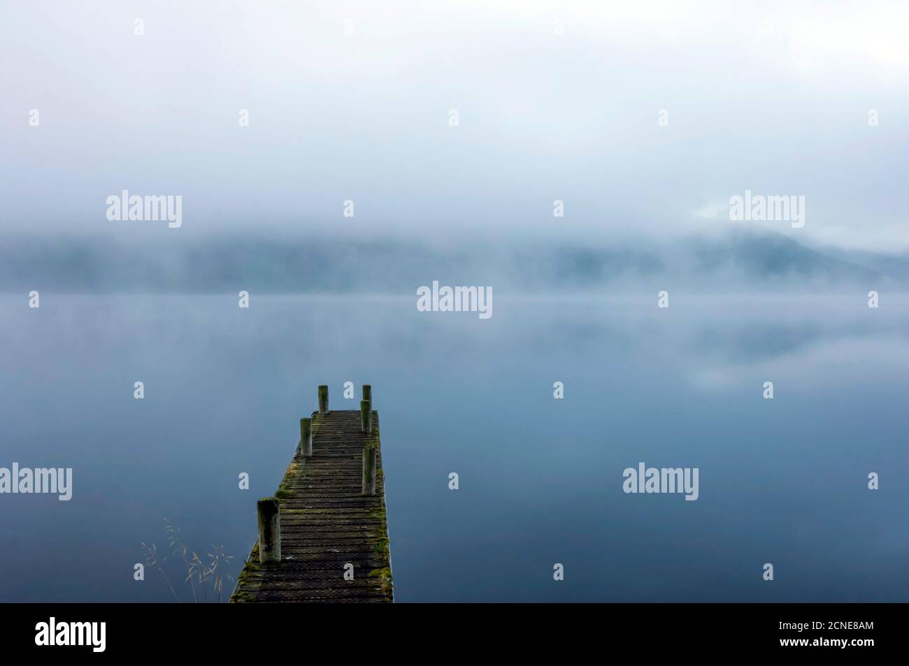 Morning Mist, Ullswater, Lake District National Park, patrimonio dell'umanità dell'UNESCO, Cumbria, Inghilterra, Regno Unito, Europa Foto Stock