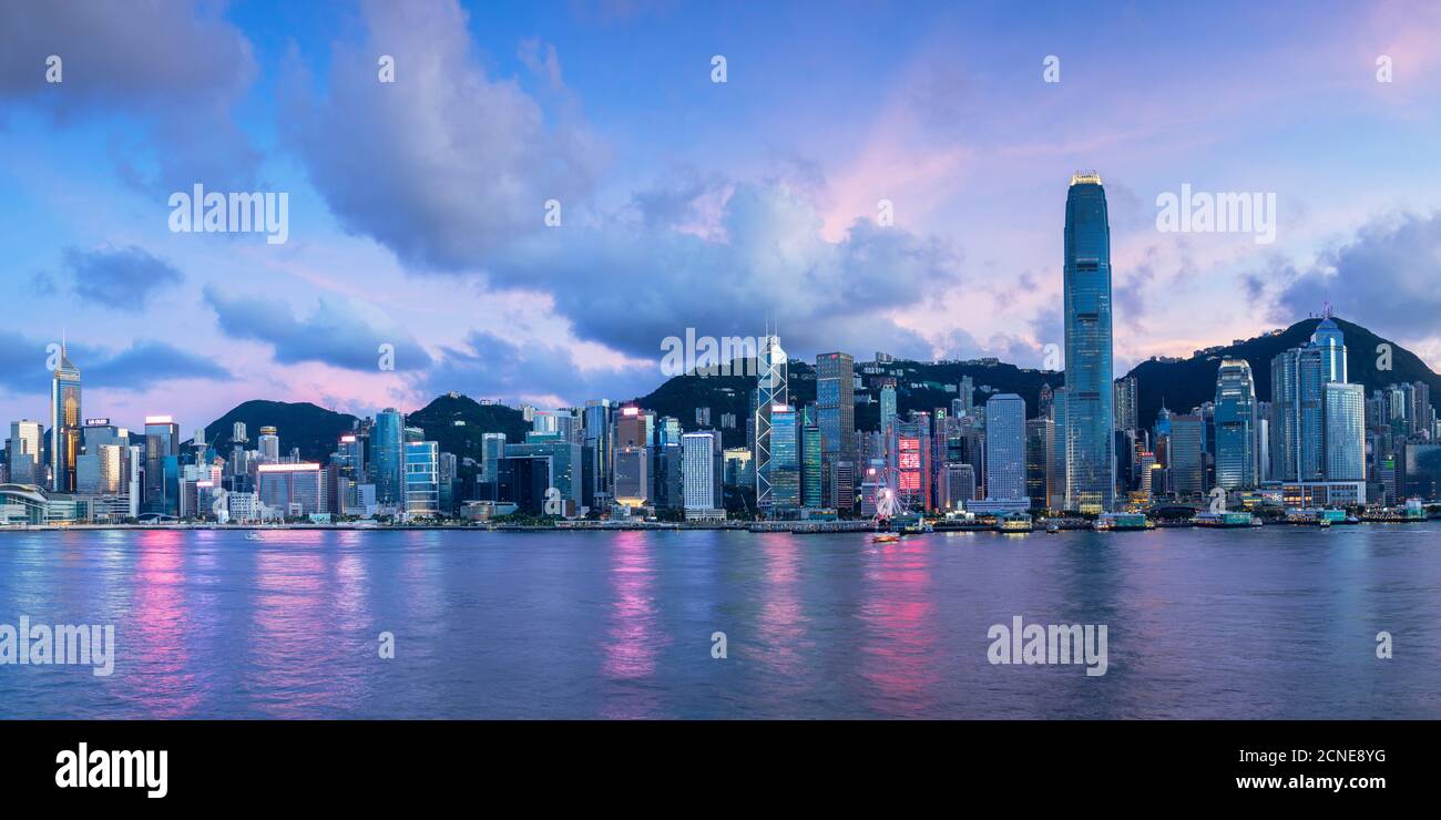 Skyline di Hong Kong Island al tramonto, Hong Kong, Cina, Asia Foto Stock