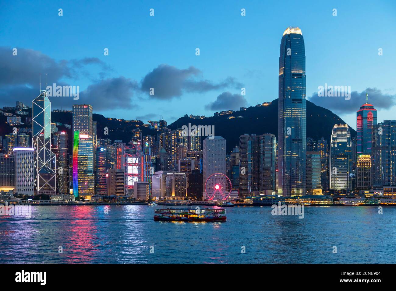 Star Ferry nel Victoria Harbour e skyline dell'isola di Hong Kong al tramonto, Hong Kong, Cina, Asia Foto Stock