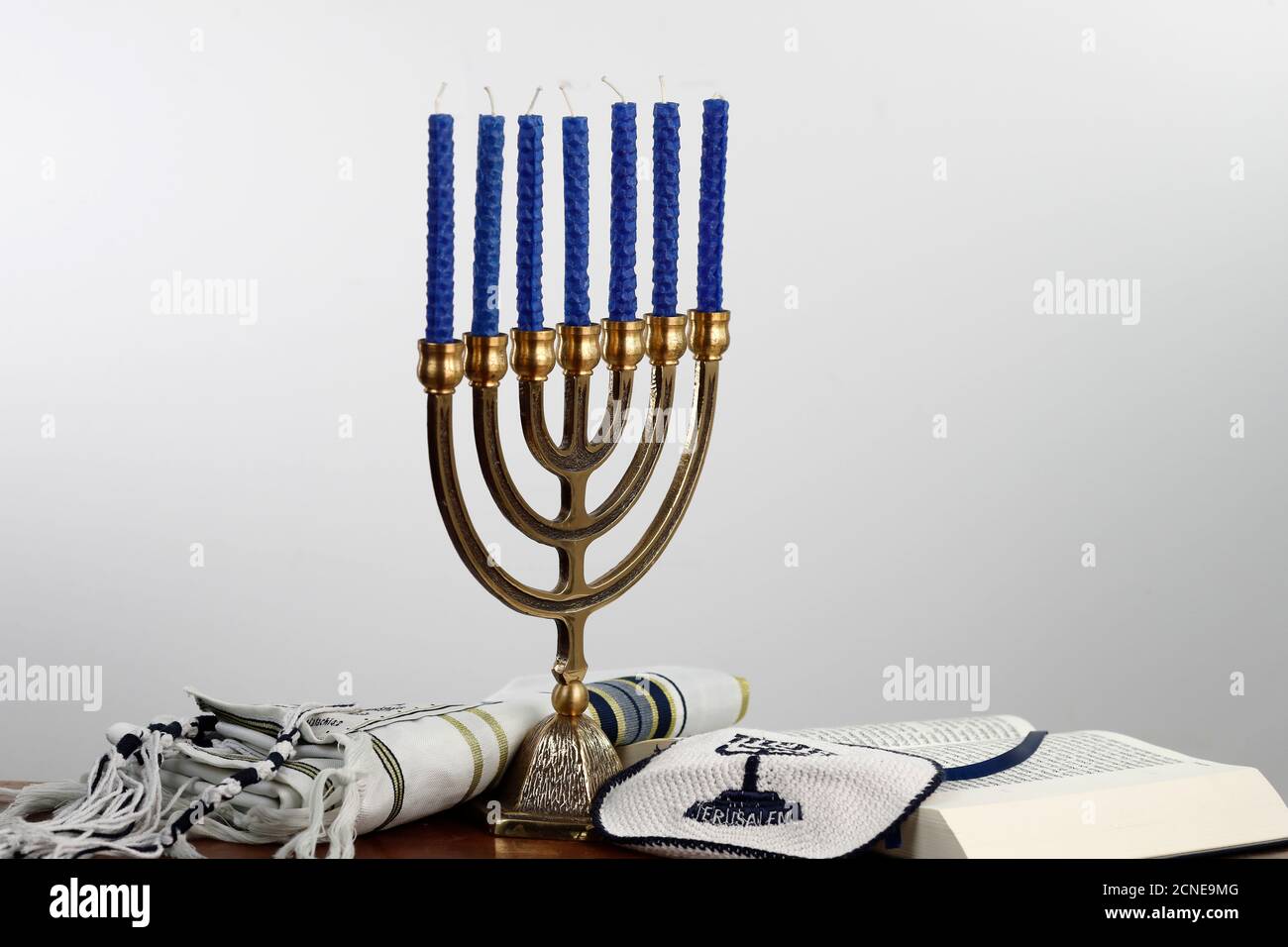 Menorah, Tallit, kippah e Torah, simboli ebraici, Francia, Europa Foto Stock