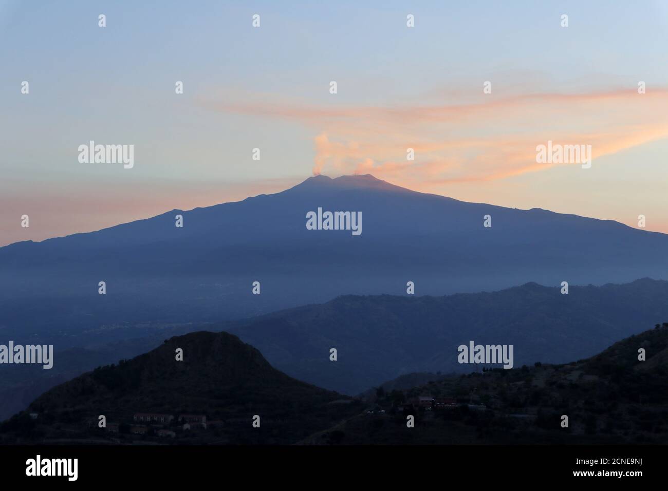 Castelmola - Fumate dell'Etna al tramonto Foto Stock