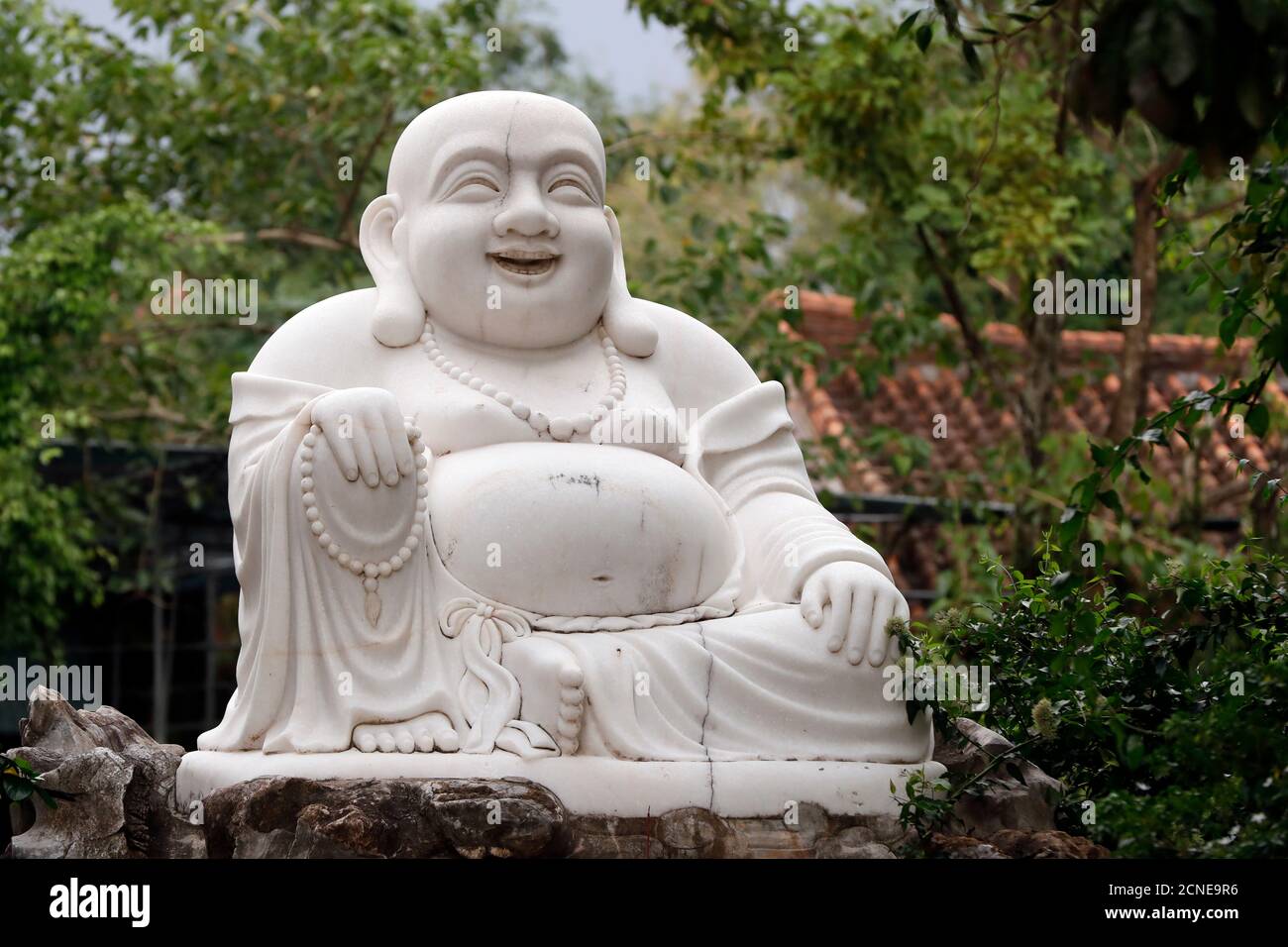 Thien Ung tempio buddista, Buddha di Maitreya sorridente, grande statua del Buddha di Maitreya felice, Quy Nhon, Vietnam, Indocina, Sud-est asiatico, Asia Foto Stock