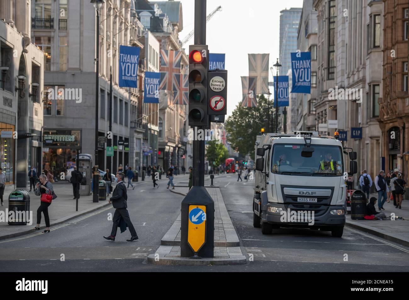 New Bond Street, Londra, Regno Unito. 18 settembre 2020. Molti meno pedoni sulla principale via dello shopping di lusso di Londra, e pochissimi turisti durante la pandemia di Coronavirus in tutto il mondo. Credit: Malcolm Park/Alamy Live News. Foto Stock