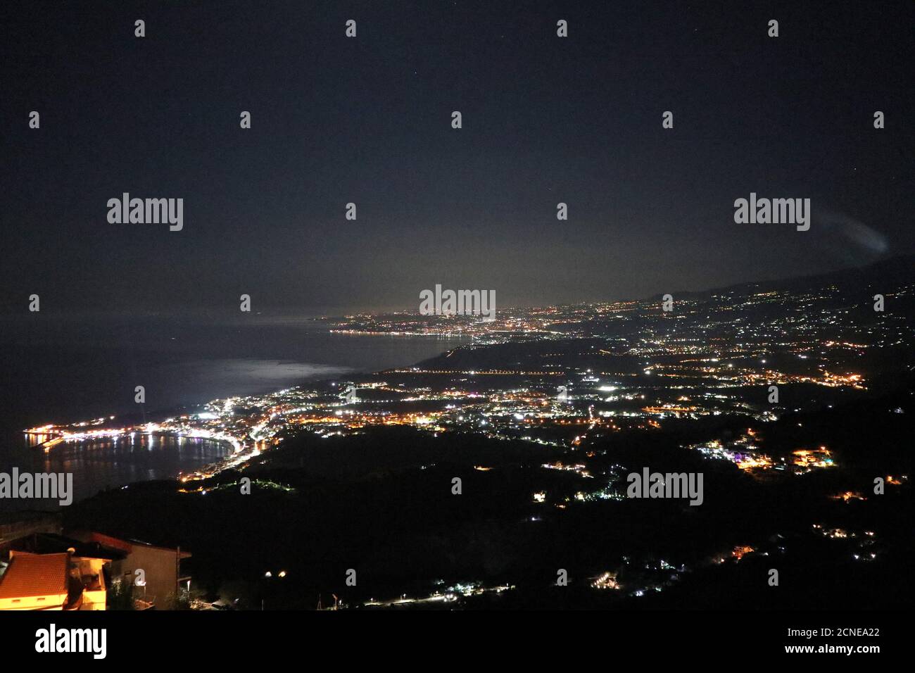 Castelmola - Panorama dal borgo di sera Foto Stock