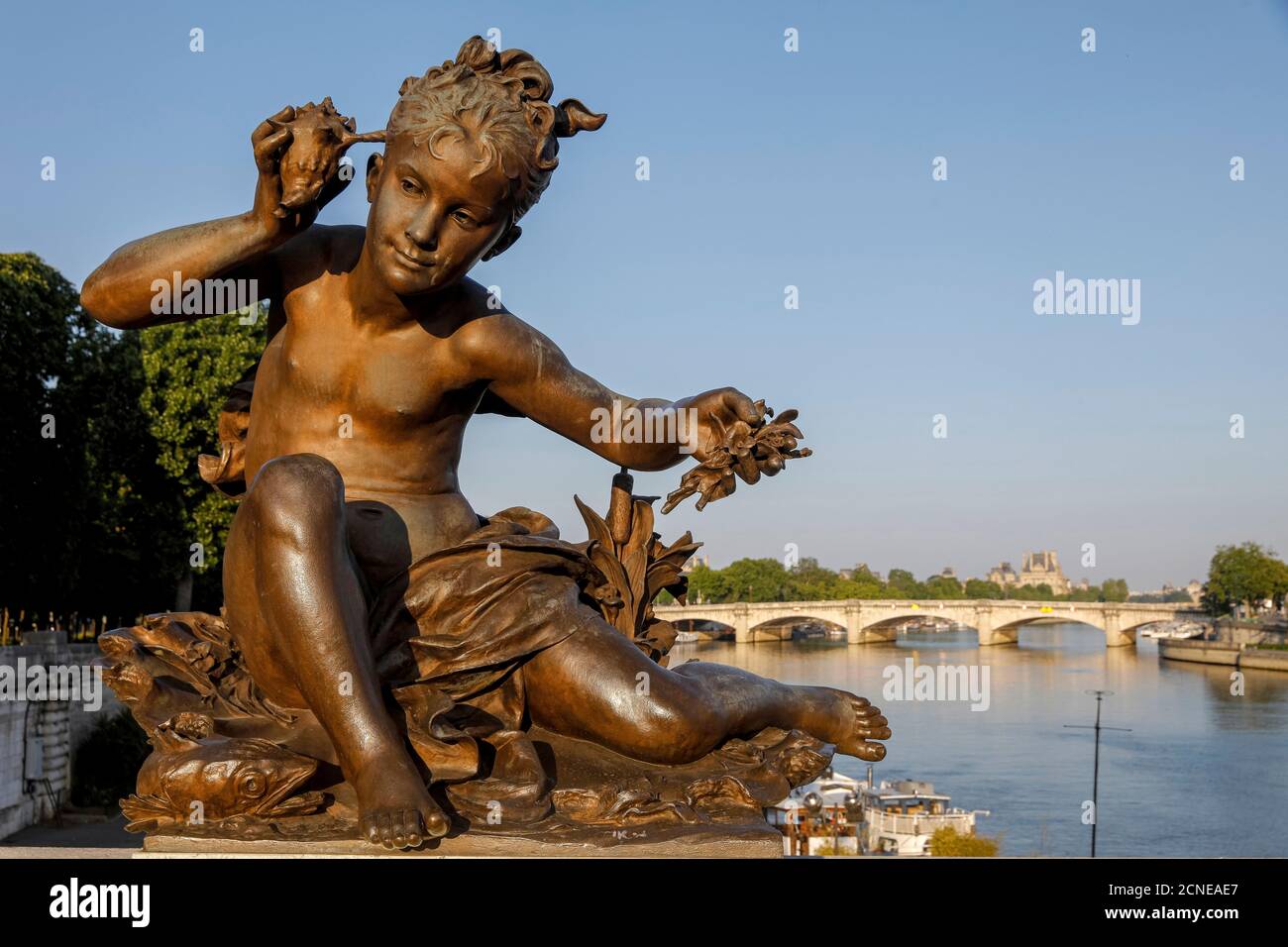Statua sul ponte Alexander III, Parigi, Francia, Europa Foto Stock