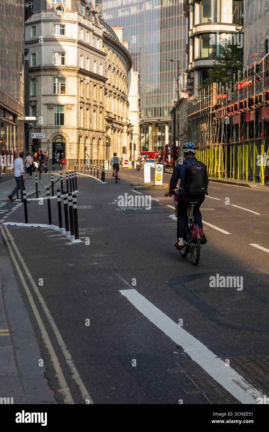 Ulteriore pista ciclabile pop-up e spazio marciapiede di distanza sociale a causa della covid-19, City of London, UK Foto Stock