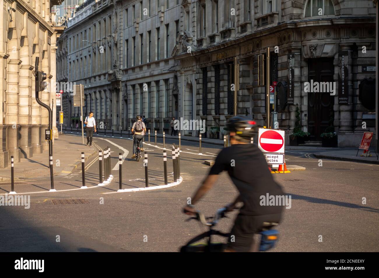 Ulteriore pista ciclabile pop-up e spazio marciapiede di distanza sociale a causa della covid-19, City of London, UK Foto Stock