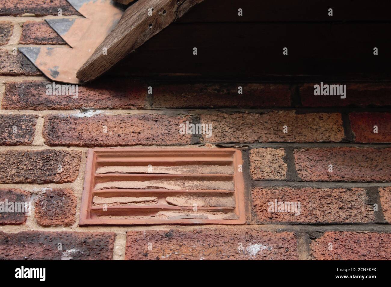 Ventilazione bloccata su parete in mattoni testurizzati UK, ventilazione bloccata con rischio di umidità Foto Stock