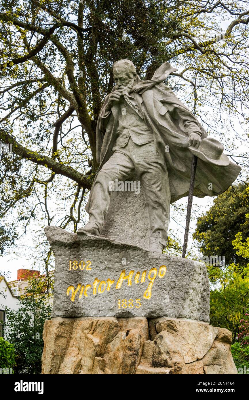 Statua di Victor Hugo (1914) nei Giardini di Candie, Porto di San Pietro, Guernsey, Isole del canale, Regno Unito. Victor Hugo visse a Guernsey per 15 anni. Foto Stock