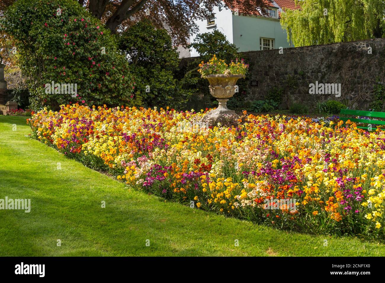I giardini Candie sono stati istituiti nel 1894 a Saint Peter Port, Guernsey, Regno Unito, e sono un giardino fiorito pubblico vittoriano restaurato. Foto Stock