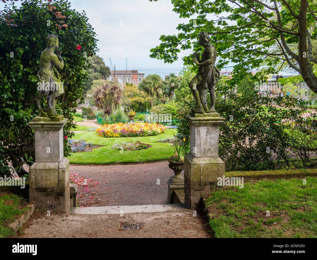 I giardini Candie sono stati istituiti nel 1894 a Saint Peter Port, Guernsey, Regno Unito, e sono un giardino fiorito pubblico vittoriano restaurato. Foto Stock