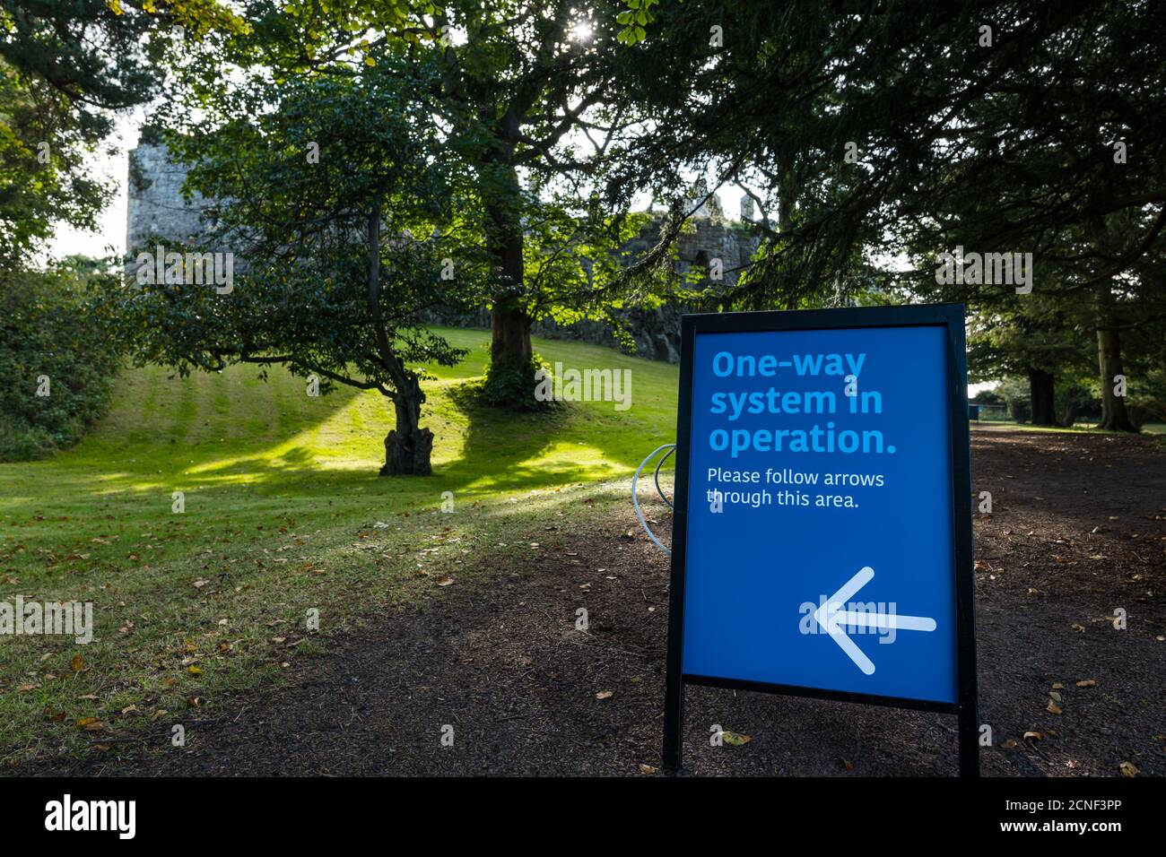 Dirleton, East Lothian, Scozia, Regno Unito, 18 settembre 2020. Riapertura del castello di Dirleton: Ambiente storico la Scozia riapre più delle sue proprietà. C'è un sistema a senso unico intorno ai giardini del castello Foto Stock