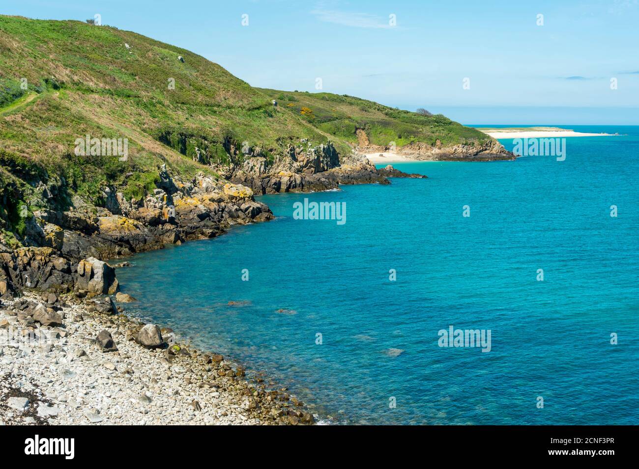 Vista della costa orientale dell'isola di Herm, tra cui Belvoir Bay e la distante Shell Beach. Guernsey, Isole del canale, Regno Unito. Foto Stock