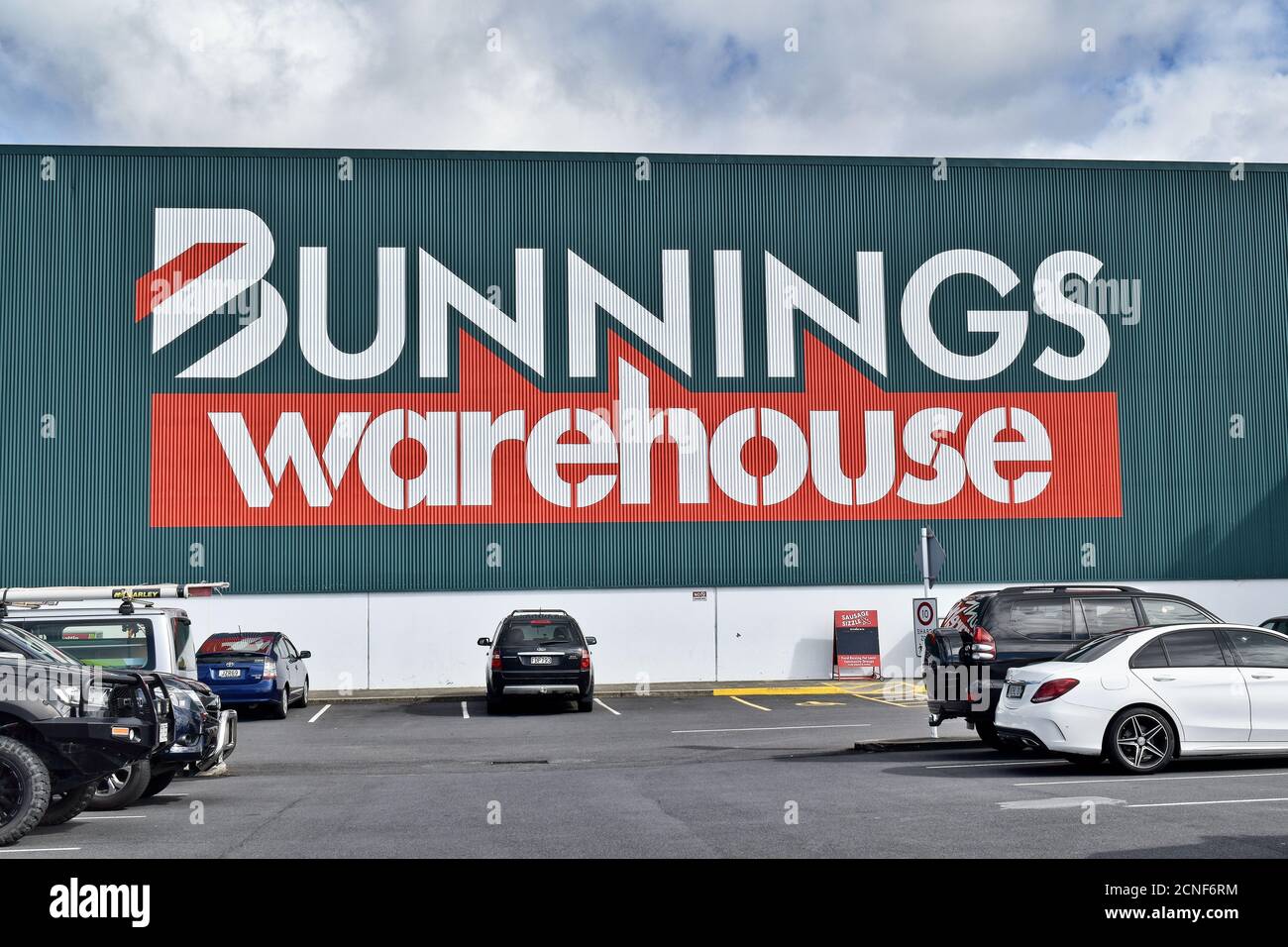 AUCKLAND, NUOVA ZELANDA - 02 aprile 2019: Auckland / Nuova Zelanda - 2 aprile 2019: Auto parcheggiate di fronte al magazzino Bunnings East Tamaki mega store Foto Stock