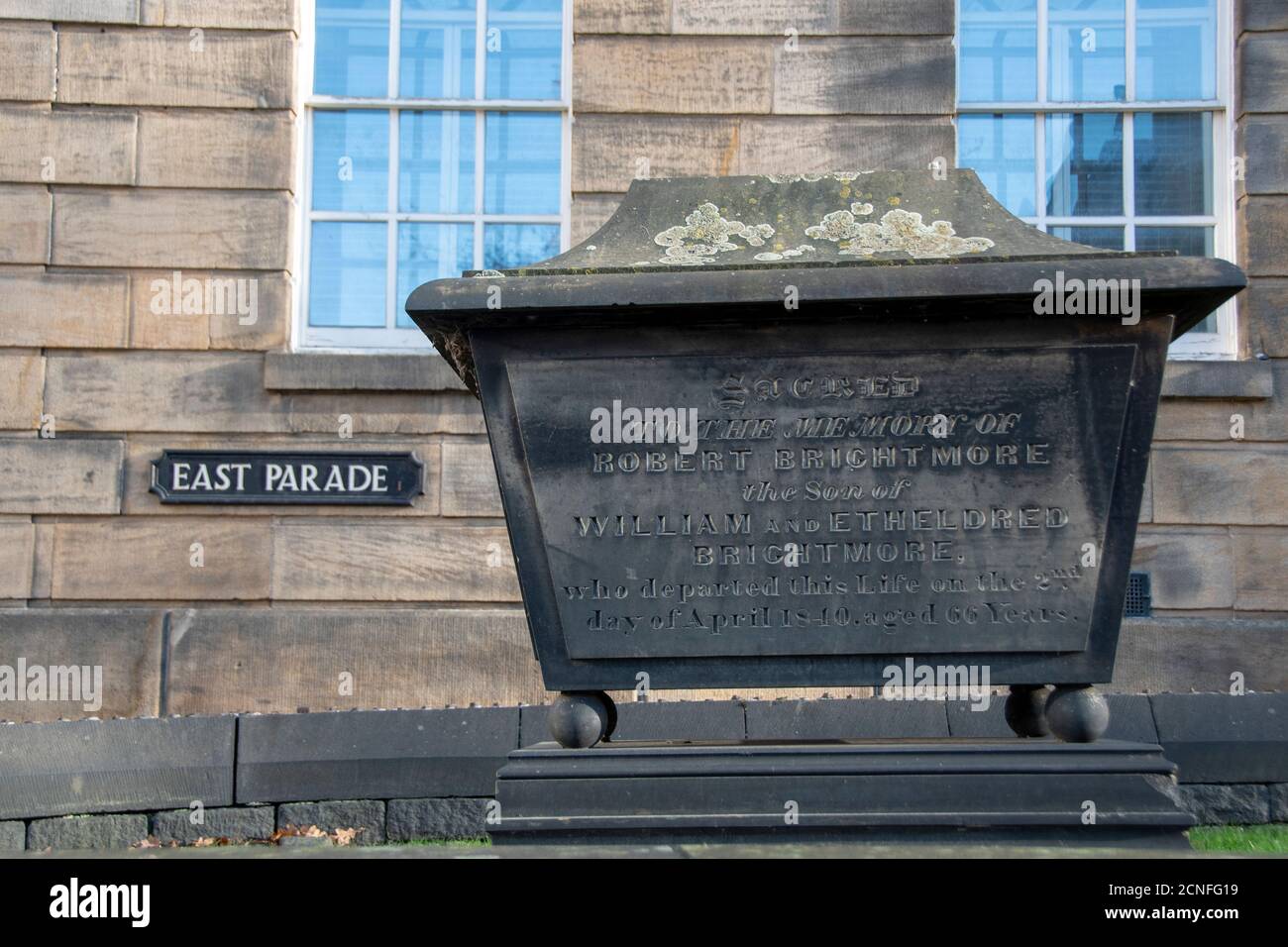 Sheffield, UK – 30 Nov 2018 : in memoriam : il sarcofago della famiglia Brightmore, pietra grave di Robert Brightmore a East Parade Foto Stock