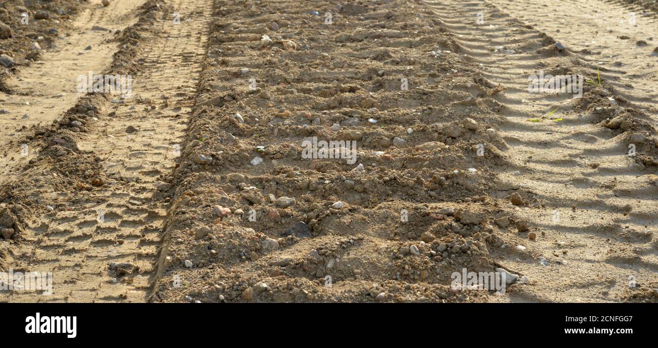 Struttura di fondo a terra asciutta con tracce dagli pneumatici del carrello Foto Stock