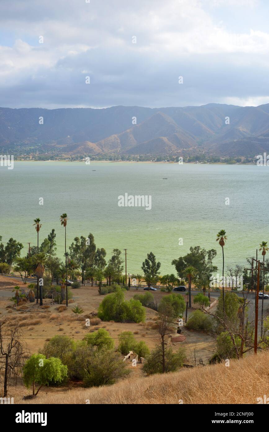 Lago Elsinore, California, USA, vista dalle colline al lago di distrutte strutture abitative da antico fuoco, vista verticale Foto Stock