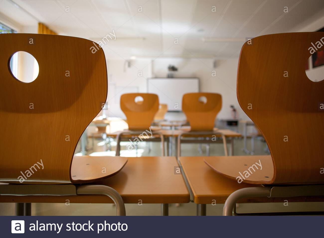 Scriva in un'aula bavarese come molti studenti nello stato auto-isolato. Foto Stock
